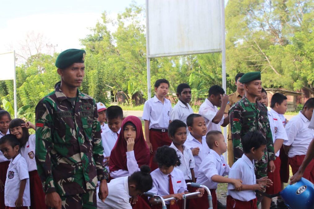 Anak-Anak Disabilitas Bersama Satgas Yonif 755 Kostrad gelar Upacara Bendera Pertama Kali di Mimika