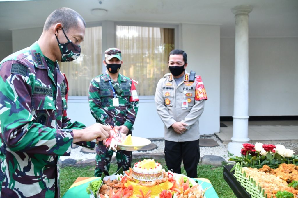 1. Kapolrestabes Malang Dapat Surprise dari Danrem Baladhika Jaya