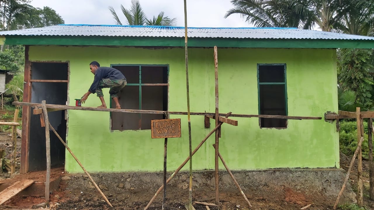 Pekerjaan pembangunan rumah warga Natabui dan Toweta masih terus dikerjakan