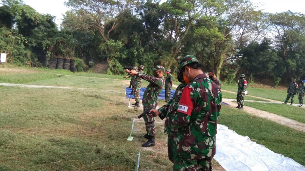1. Latihan Menembak