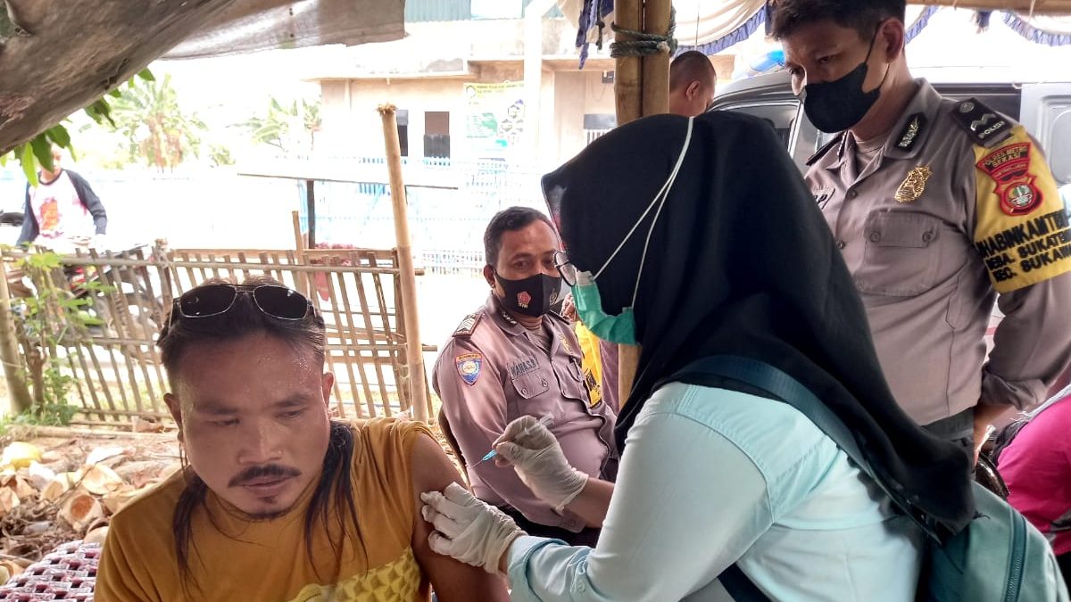 vaksinasi door to door atau dari rumah ke rumah di gelar Polsek Tambelang Pemberian Vaksinasi Sinovac Dosis 1 dan 2