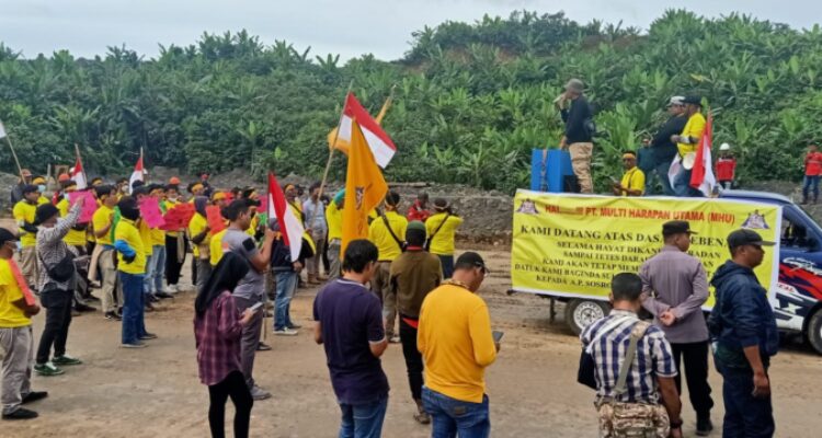 Unjuk Rasa Perkumpulan Grant Sultan Adji Moehammad Soelaiman