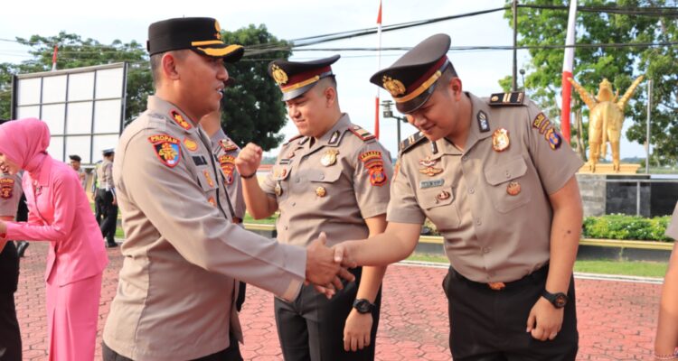 Polres Kutai Kartanegara Menggelar Upacara Korp Raport