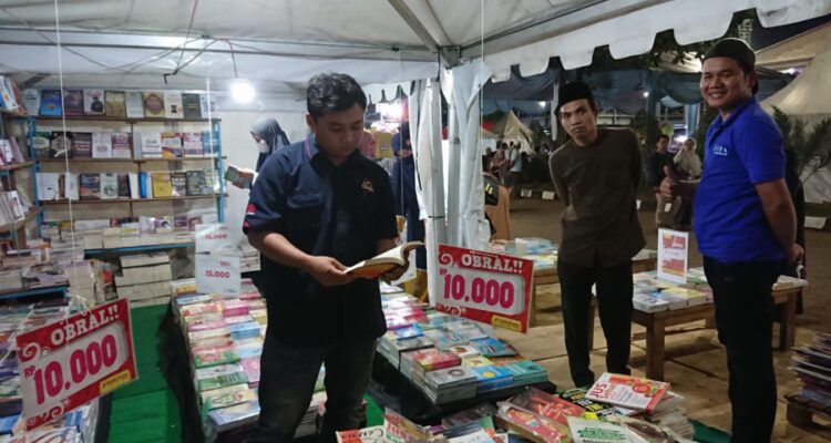 Bazar Buku Murah di Festival Al-Azhom Kota Tangerang Ramai Pengunjung