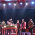 "Kapolres Kutai Kartanegara dan unsur Forkopimda hadir dalam malam syukuran HUT RI ke-78 di Kutai Kartanegara.